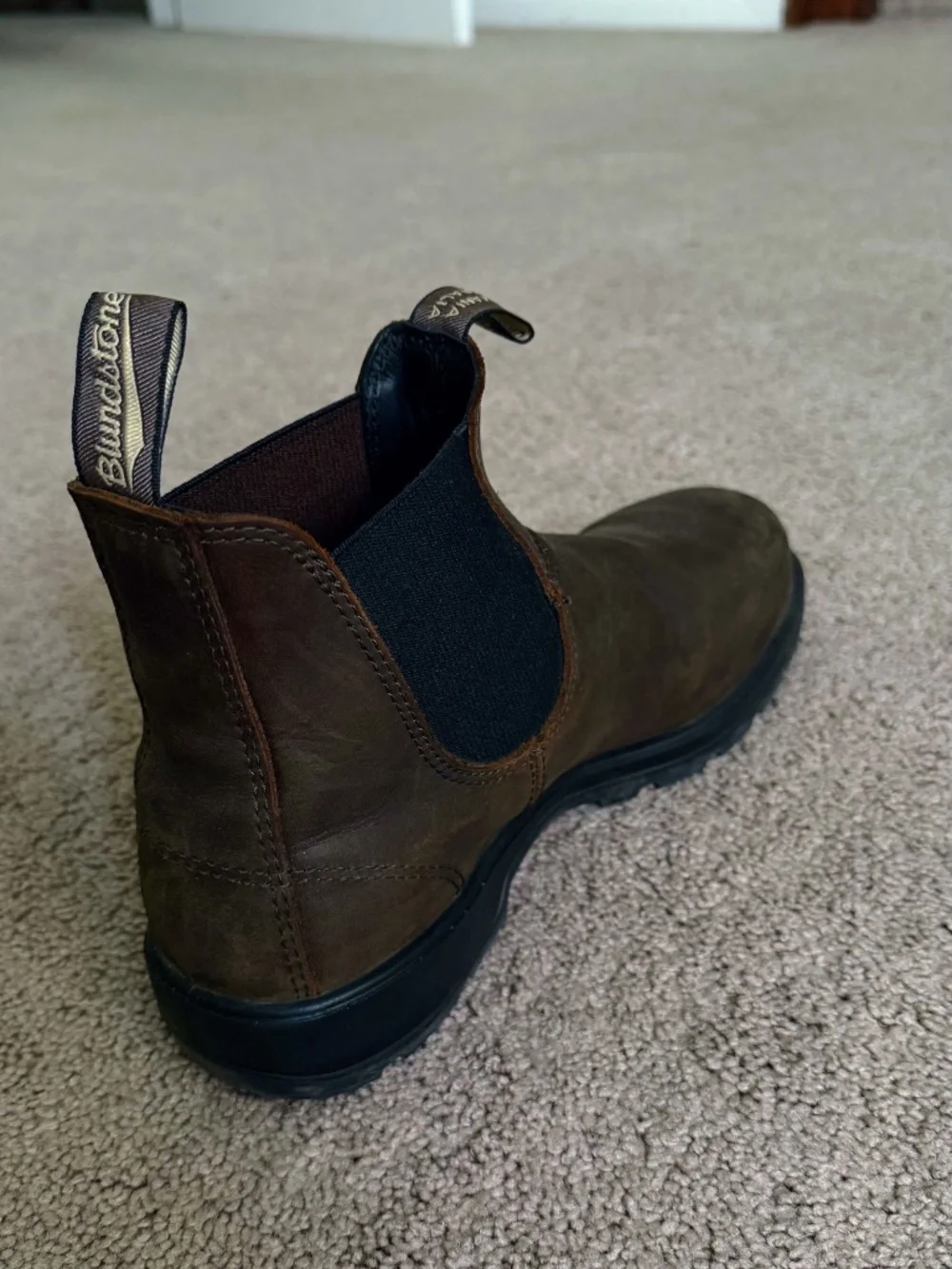 Near New Blundstone Chelsea Boots – Classic – Size 9 US